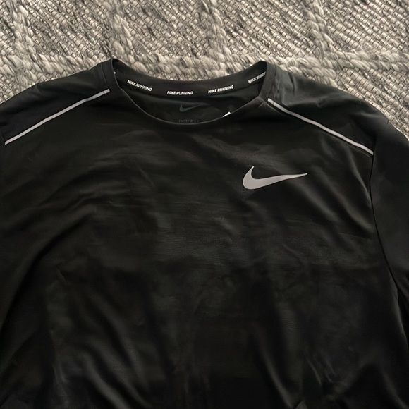 NWT Nike Dri-Fit Long sleeved top - Picture 2 of 3